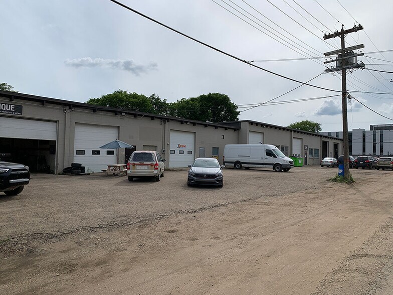 10352-10374 58 Av NW, Edmonton, AB à louer - Photo du bâtiment - Image 3 de 5