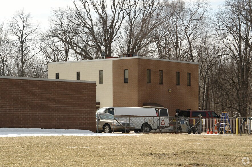 10001 York Theta Dr, North Royalton, OH à louer - Photo du bâtiment - Image 2 de 2