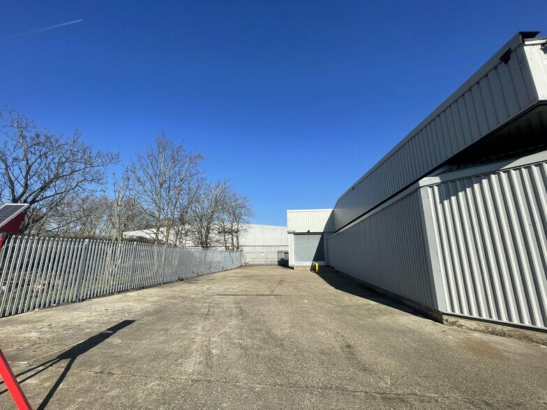 Windmill Road West, Sunbury On Thames à louer - Photo du bâtiment - Image 3 de 21