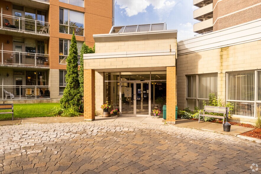 1055 Boul De La Côte-Vertu, Saint-Laurent, QC à vendre - Photo du bâtiment - Image 2 de 5