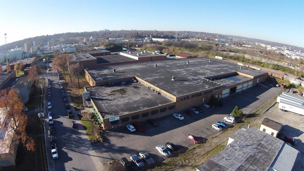 4921 Para Dr, Cincinnati, OH à louer - Photo du bâtiment - Image 3 de 5