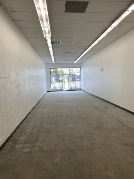 2323 S Hoover St, Los Angeles, CA à louer - Photo du bâtiment - Image 3 de 5