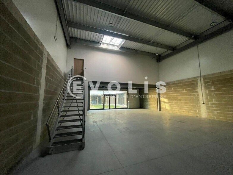 Flex in Mérignac for lease - Interior Photo - Image 2 of 6
