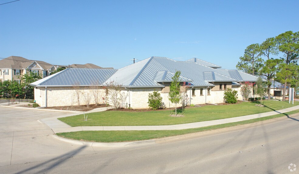 2401 W Oak St, Denton, TX à louer - Photo du bâtiment - Image 2 de 18