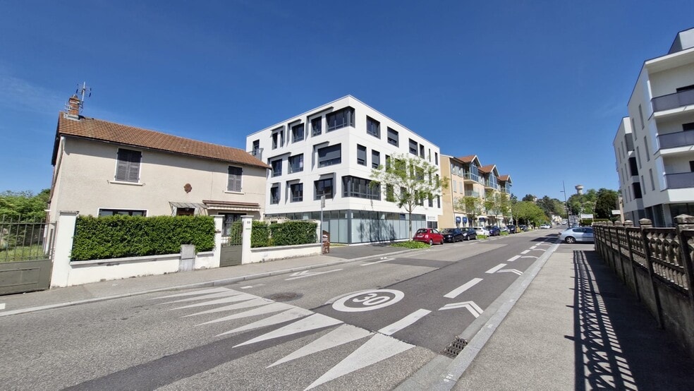 43 Rue De La République, Chassieu for sale - Building Photo - Image 2 of 10