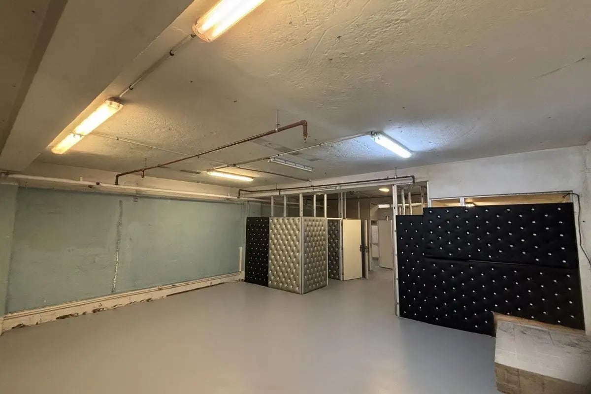 Industrial in Paris for lease Building Photo- Image 1 of 6