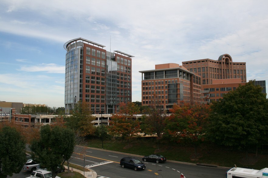 1850 Towers Crescent Plz, Vienna, VA à louer - Photo du bâtiment - Image 2 de 8