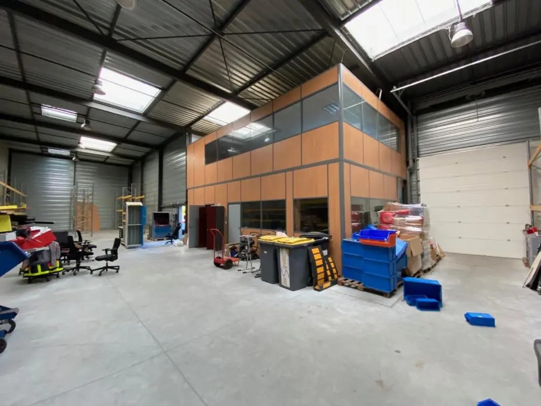 Flex in Chaponost for lease Interior Photo- Image 1 of 5