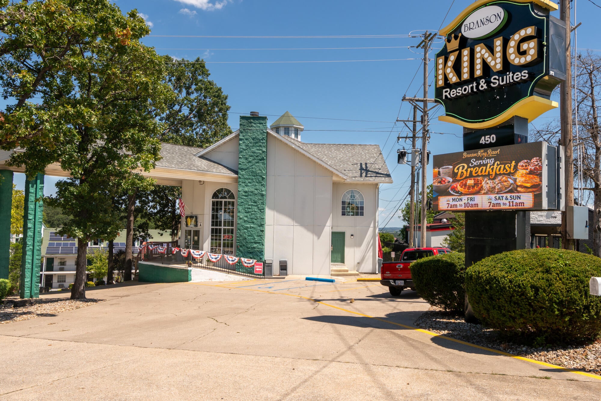 Branson King Resorts & Suites portfolio of 2 properties for sale on LoopNet.ca Building Photo- Image 1 of 37