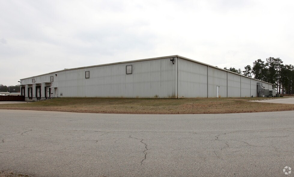 204 W Industry Dr, Oxford, NC à louer - Photo du bâtiment - Image 2 de 10