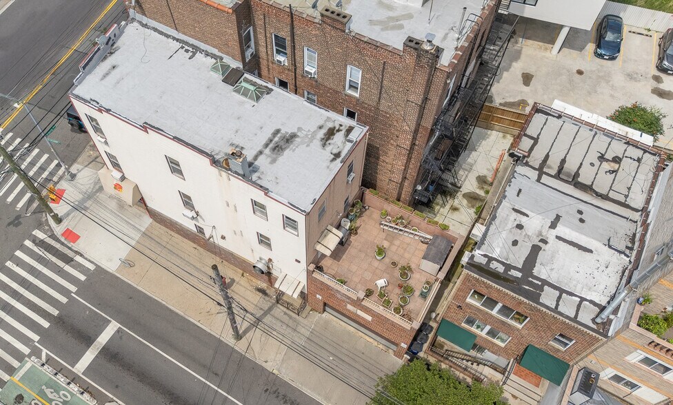 2339 Astoria Blvd, Long Island City, NY à vendre - Photo du bâtiment - Image 2 de 19