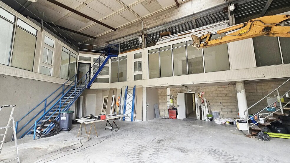 Flex in Crosne for lease - Interior Photo - Image 3 of 11