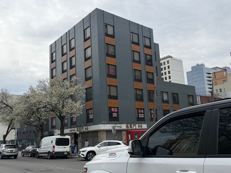 13553 Northern Blvd, Flushing, NY for lease - Building Photo - Image 3 of 5