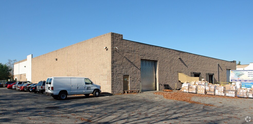 31 Crossways E, Bohemia, NY à louer - Photo du bâtiment - Image 3 de 10