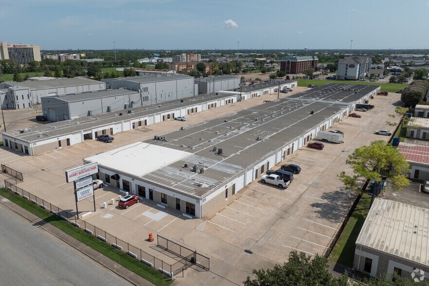 7999 Hansen Rd, Houston, TX à louer - Photo du bâtiment - Image 2 de 12
