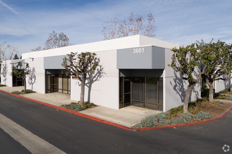 3621 W MacArthur Blvd, Santa Ana, CA for lease - Building Photo - Image 2 of 14