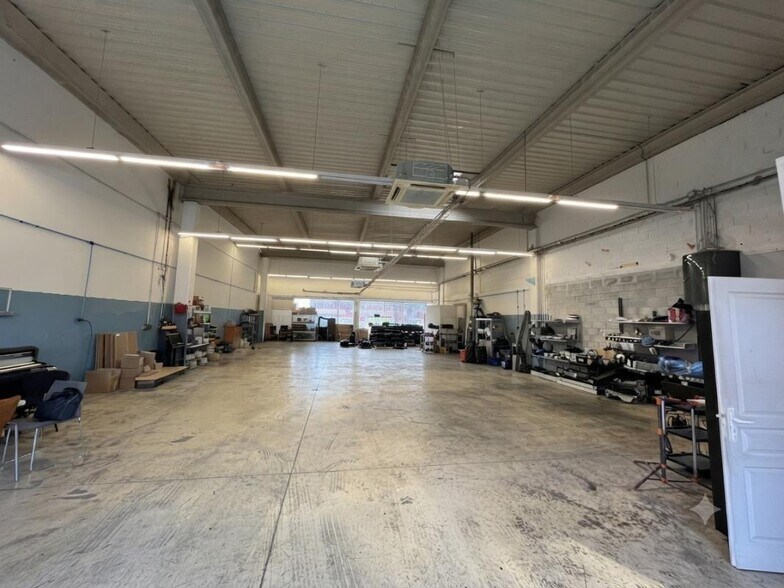 Retail in La Garde for lease - Building Photo - Image 3 of 4