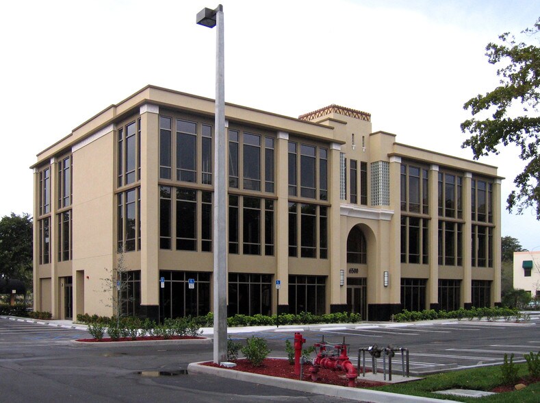 6500 Cow Pen Rd, Miami Lakes, FL à louer - Photo du bâtiment - Image 2 de 18