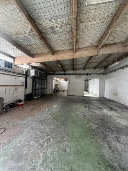 Flex in Aubagne for lease - Interior Photo - Image 3 of 5