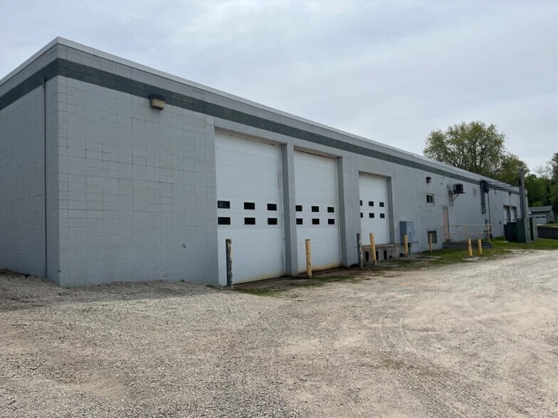900 Armour Rd, Oconomowoc, WI à vendre - Photo du bâtiment - Image 2 de 3