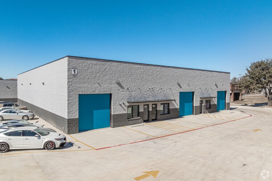 10927 Fredericksburg Rd, San Antonio, TX à louer - Photo du bâtiment - Image 1 de 20
