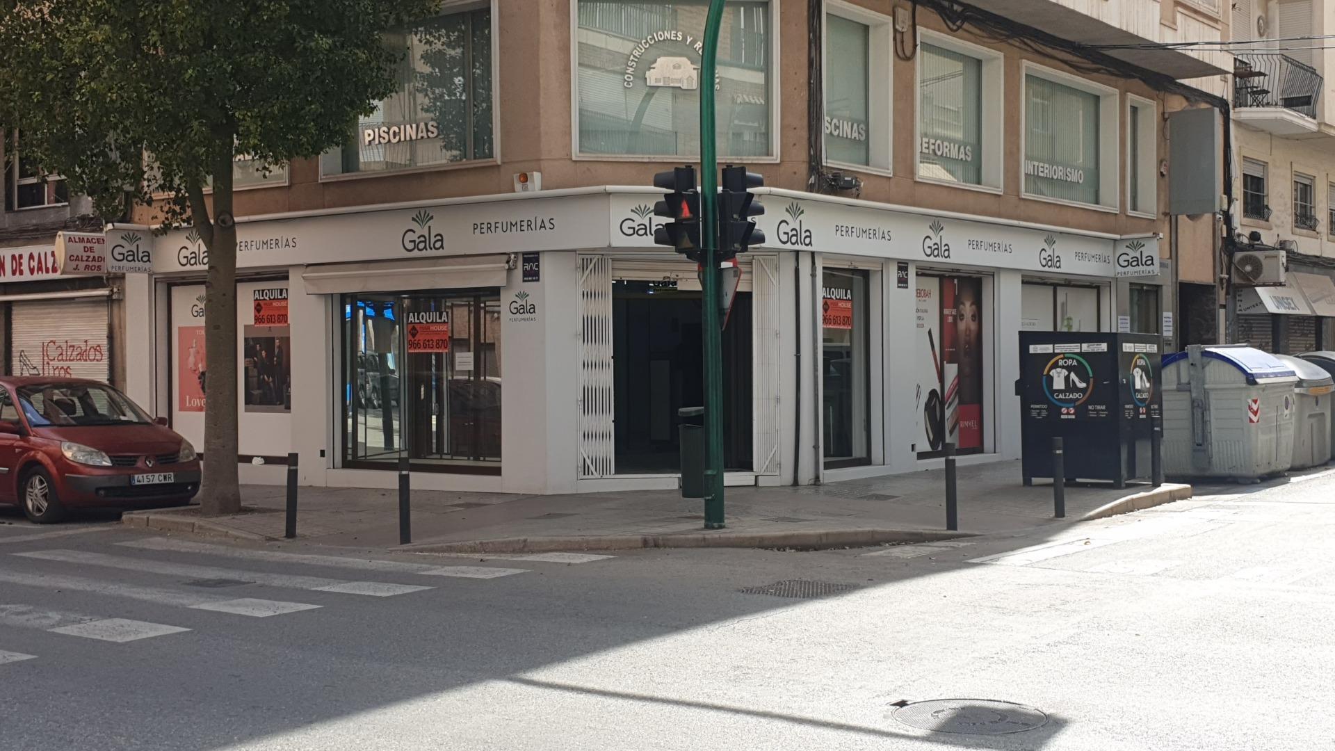 Commerce de détail dans Elche, Alicante à louer Photo du bâtiment- Image 1 de 18