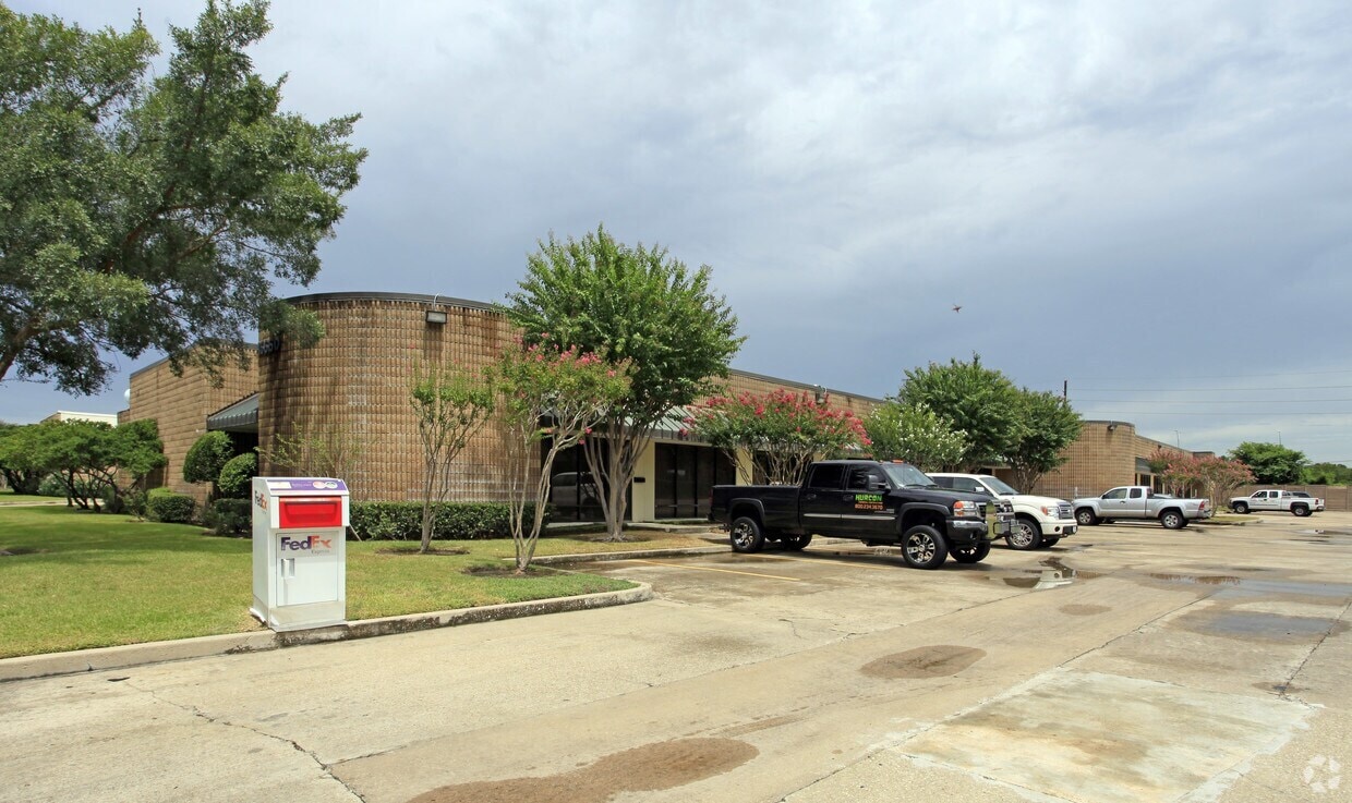 15660 W Hardy Rd, Houston, TX for lease Building Photo- Image 1 of 2