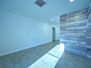 13400-13499 Chambord St, Brooksville, FL for lease Interior Photo- Image 2 of 9