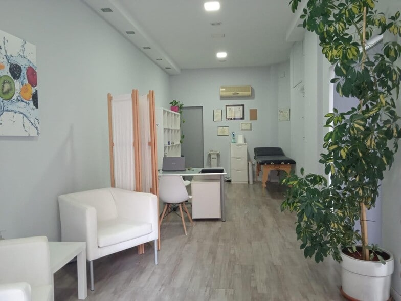 Retail in Cáceres for sale - Building Photo - Image 2 of 5