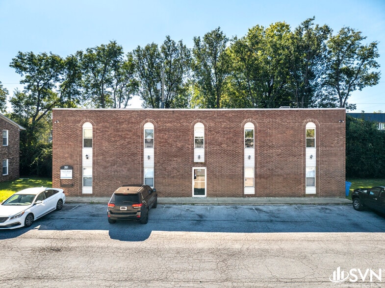 261 Regency Cir, Lexington, KY for lease - Building Photo - Image 1 of 20