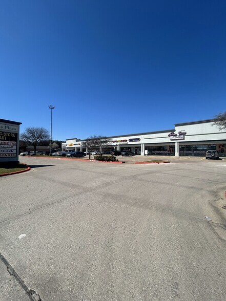 2425-2435 SE Green Oaks Blvd, Arlington, TX à louer - Photo du bâtiment - Image 2 de 5