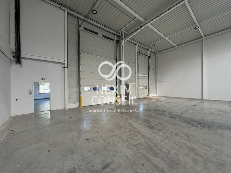 Flex in Le Blanc-Mesnil for lease - Interior Photo - Image 2 of 8