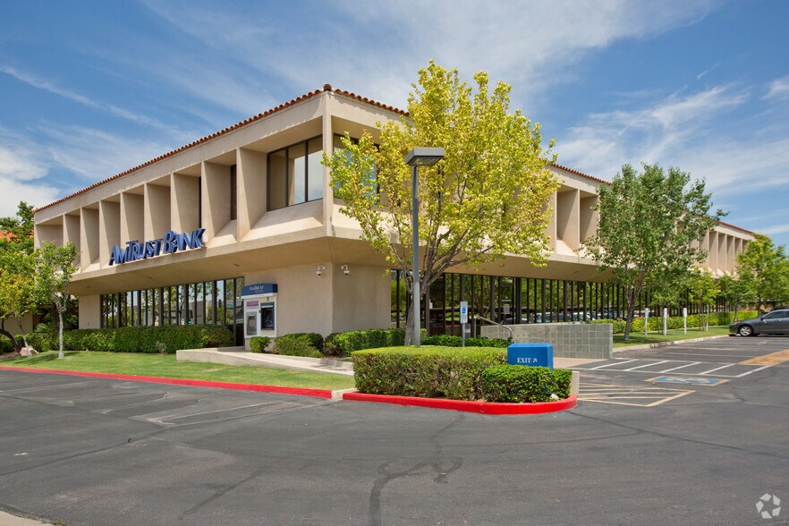 2200 E Camelback Rd, Phoenix, AZ à louer - Photo principale - Image 1 de 7