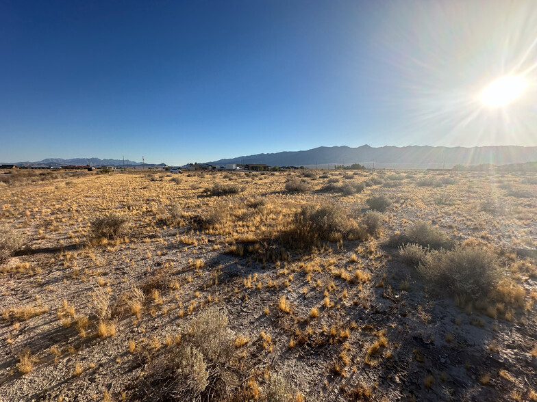 1950 Fuchsia st, Pahrump, NV for sale - Primary Photo - Image 1 of 39