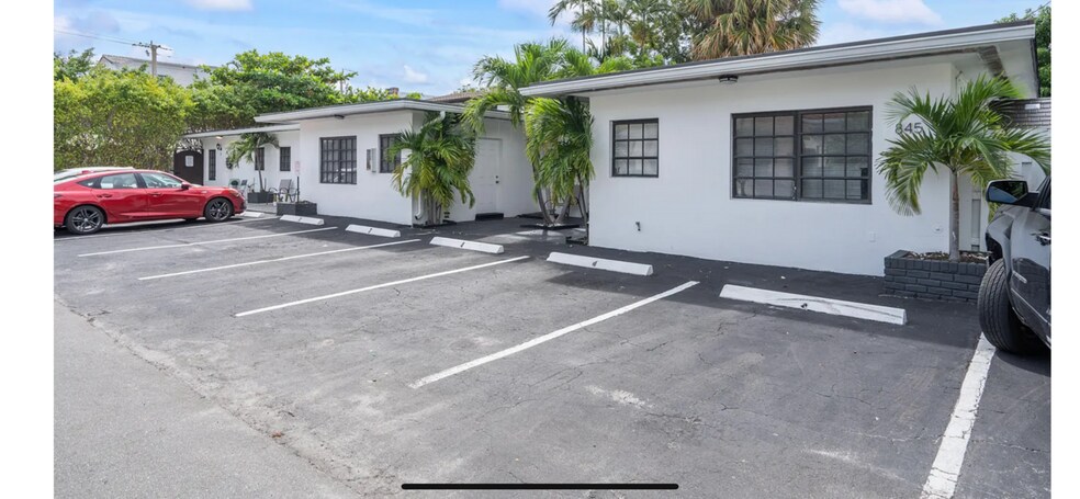 844 NE 17th Way, Fort Lauderdale, FL à vendre - Photo du bâtiment - Image 2 de 18