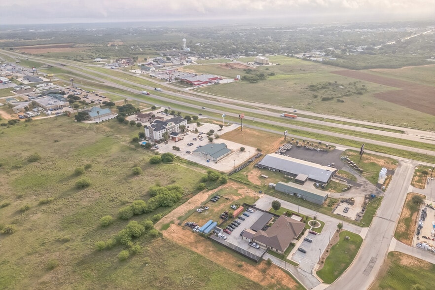 410 S Interstate 35, Pearsall, TX à louer - Aérien - Image 3 de 44