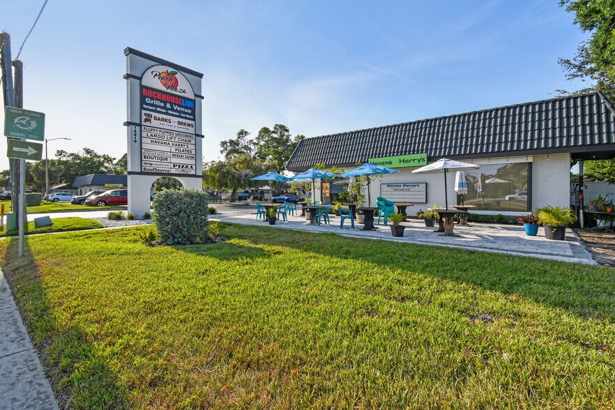 14219 Walsingham Rd, Largo, FL à louer - Photo du bâtiment - Image 3 de 40