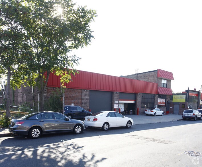56-15 58th St, Maspeth, NY à louer - Photo du bâtiment - Image 2 de 2
