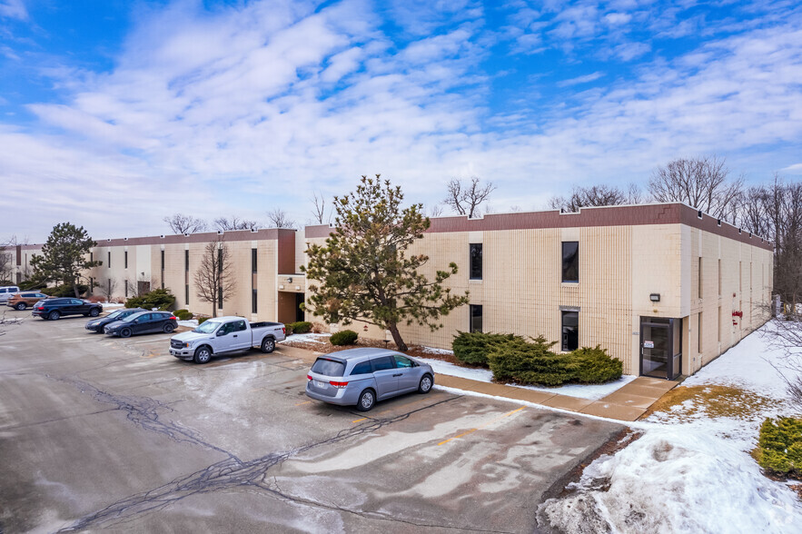 16255-16351 W Lincoln Ave, New Berlin, WI à louer - Photo principale - Image 1 de 7