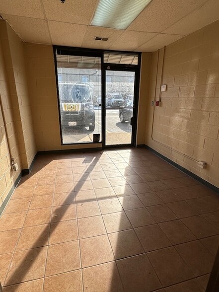 6817 Hobson Valley Dr, Woodridge, IL for lease - Building Photo - Image 2 of 6