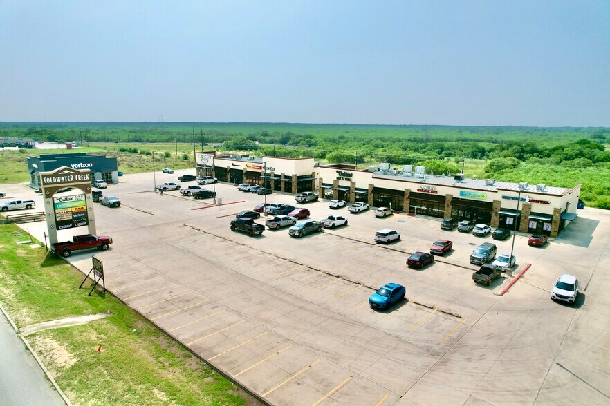 2128 W Oaklawn Rd, Pleasanton, TX à louer - Photo du bâtiment - Image 3 de 10