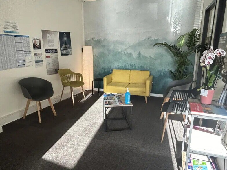 Bureau dans HAUTE-GOULAINE à louer - Hall d’entrée - Image 2 de 5