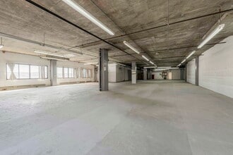 433 Rue Chabanel O, Montréal, QC à louer Photo du bâtiment- Image 1 de 6