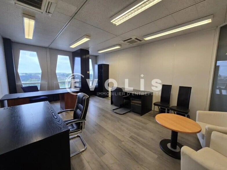 Office in Thiais for lease - Interior Photo - Image 2 of 8