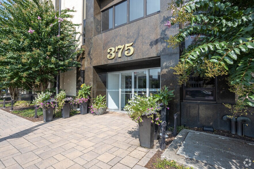 375 N Broadway, Jericho, NY à louer - Photo du bâtiment - Image 2 de 11