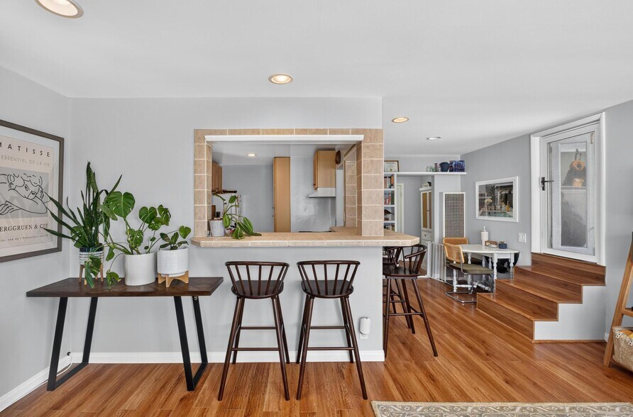 225 N Juanita Ave, Redondo Beach, CA à vendre - Photo du bâtiment - Image 2 de 14
