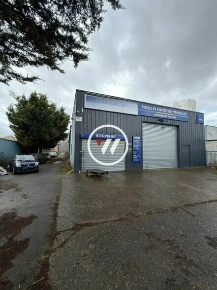 Flex dans Champagne-sur-Oise à louer - Photo du bâtiment - Image 1 de 8