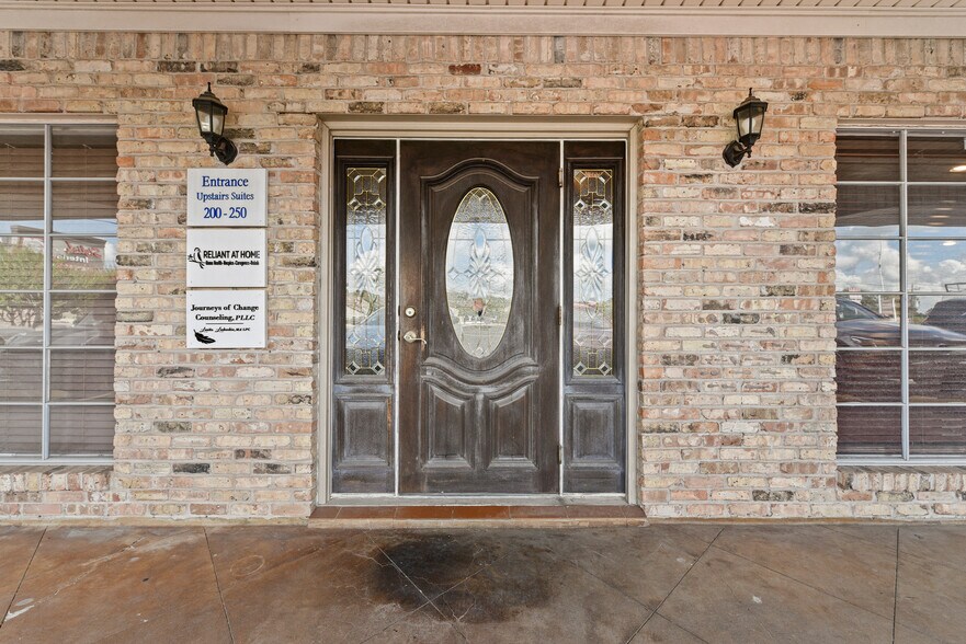 2210 N Frazier St, Conroe, TX à louer - Photo du bâtiment - Image 3 de 9