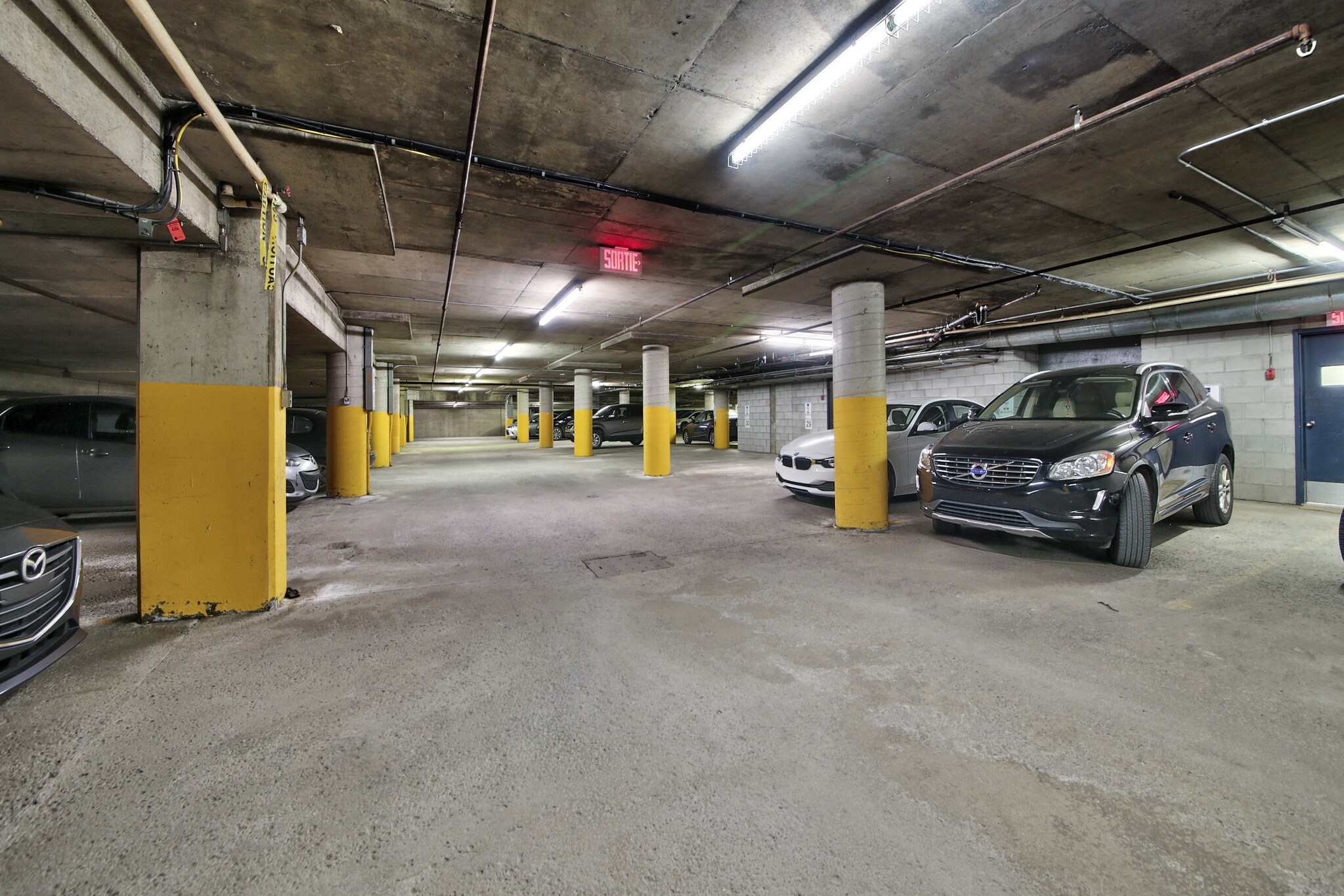 5757 Boul Cavendish, Cote-St-Luc, QC for sale Interior Photo- Image 1 of 1