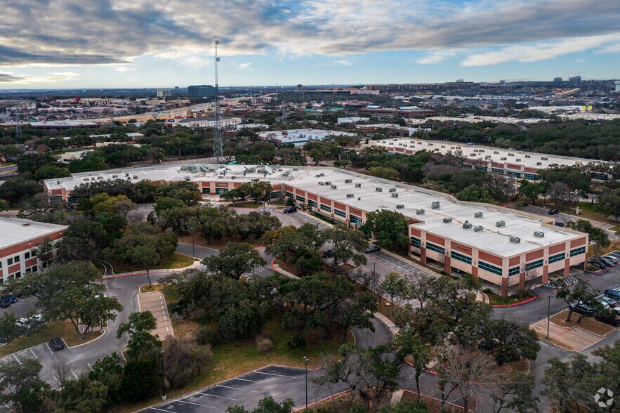12451 Network Blvd, San Antonio, TX à louer - Photo du bâtiment - Image 3 de 6